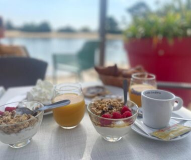Terrasse au bord de l'eau avec petit déjeuner du Mobil Home FI11 Camping les Viviers