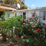 Jardin et terrasse ombragée devant le Mobil Home Golf de Saint Tropez