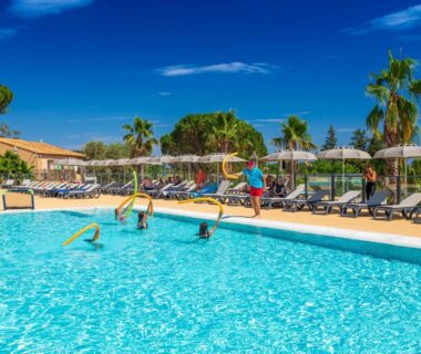 Piscine extérieure avec transats et palmiers au Mobil Home Golf de Saint Tropez