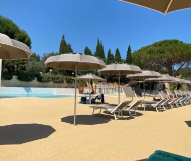 Bord de piscine avec transats et parasols du Mobil Home Golf de Saint Tropez