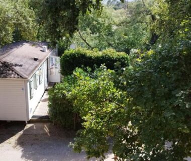 Camping en pinède avec mobil home parmi les arbres au Mobil Home Golf de Saint Tropez