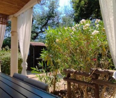 Terrasse ombragée avec spa et pergola du Mobil Home Golf de Saint Tropez