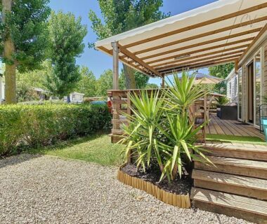 Terrasse couverte avec mobilier et plantes du Mobil-Home JA 85 à Vias La Carabasse Camping Siblu