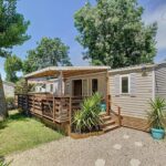 Terrasse et façade au camping Mobil-Home JA 85 à Vias La Carabasse Camping Siblu avec piscine payante