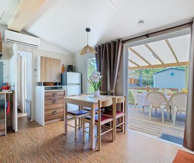 Extérieur et terrasse à Vias du Mobil-Home JA 85 au Camping La Carabasse