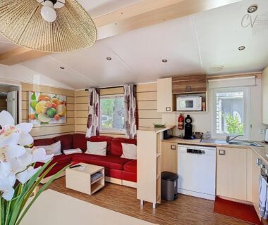 Intérieur mobil-home avec salon et kitchenette dans le Mobil-Home JA 85 à Vias La Carabasse