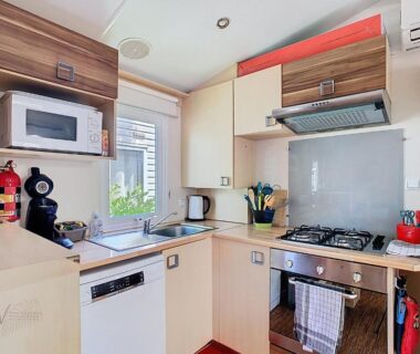 Cuisine équipée dans le mobil-home au camping La Carabasse Mobil-Home JA 85