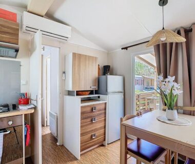 Intérieur avec kitchenette et coin repas dans le Mobil-Home JA 85 à Vias