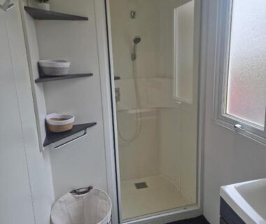 Salle de bain avec douche vitrée et étagères dans le Mobil-Home L'Escale-MH34 Les Sables du Midi