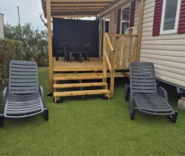 Terrasse couverte avec transats et salon de jardin devant le mobil-home L'Escale-MH34 Les Sables du Midi