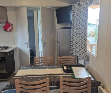 Coin repas avec table et chaises dans le mobil-home L'Escale MH34 Les Sables du Midi