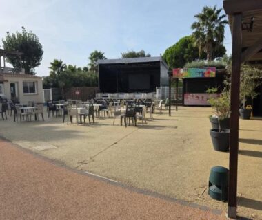 Place centrale avec scène et chaises au Mobil-Home L'Escale-MH34 Les Sables du Midi