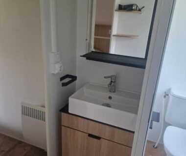 Salle de bain avec vasque et miroir du Mobil-Home La Carabasse
