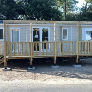 Façade et terrasse en bois sur pilotis dans un camping Mobil-Home Le Bois Dormant 87