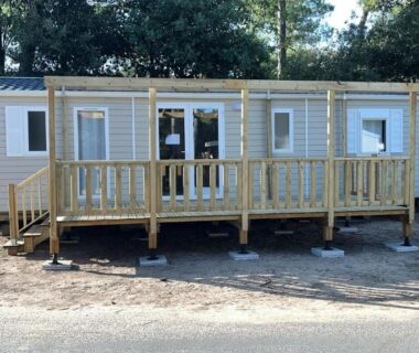 Façade et terrasse en bois sur pilotis dans un camping Mobil-Home Le Bois Dormant 87