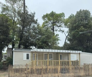 Façade et terrasse en bois au Mobil-Home Le Bois Dormant 87