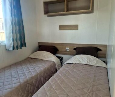 Chambre avec deux lits simples dans le Mobil-Home Le Dahlia-MH34
