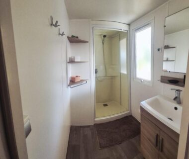 Salle de bain avec douche et lavabo dans le Mobil-Home Le Dahlia-MH34