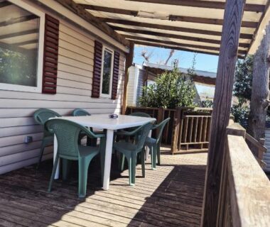 Terrasse en bois avec table et chaises du Mobil-Home Le Dahlia-MH34
