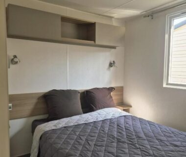 Chambre avec lit double et étagères dans le Mobil-Home Le Dahlia-MH34