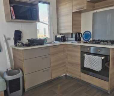 Cuisine équipée avec four et micro-ondes dans le Mobil-Home Le Dahlia-MH34