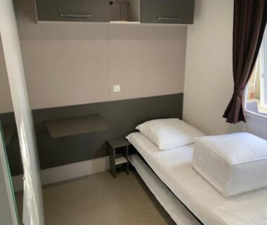 Chambre avec lit simple et fenêtre dans le Mobil-Home Les Terrasses Vias Plage
