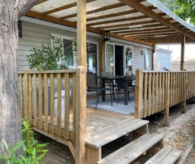 Terrasse en bois avec coin repas du Mobil-Home – Les Terrasses Vias Plage