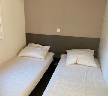 Chambre avec deux lits simples dans le Mobil-Home Les Terrasses Vias Plage