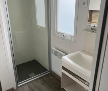 Salle d'eau avec douche cabine lavabo et fenêtre dans le Mobil Home Litteau Calvados