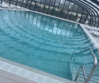 Piscine couverte avec chaises longues au Mobil Home Litteau Calvados
