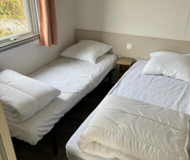 Chambre avec deux lits simples et fenêtre dans le Mobil Home Litteau Calvados