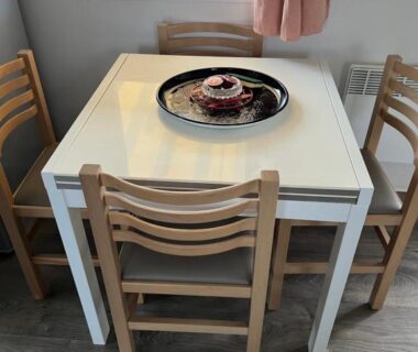 Coin repas avec table et quatre chaises dans le Mobil Home Litteau Calvados