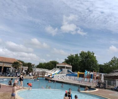 Piscine extérieure avec pataugeoire et toboggans au Mobil-Home Location de Vacances