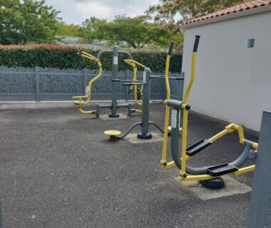 Espace extérieur avec appareils de fitness au Mobil-Home Location de Vacances