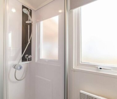 Salle de douche lumineuse avec cabine et fenêtres dans le Mobil Home Luxe 3 chambres climatisé Canet en Roussillon