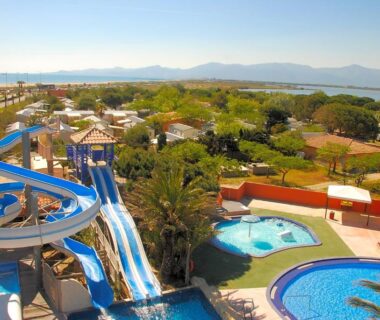 Parc aquatique avec toboggans et piscines face à la mer du Mobil Home Luxe 3 chambres climatisé Canet en Roussillon