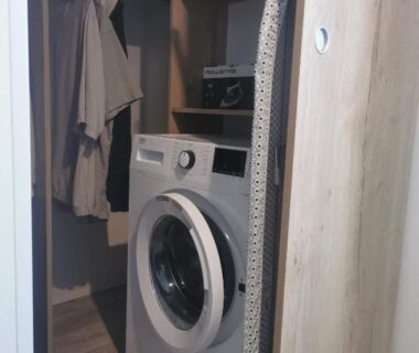 Placard avec lave-linge et planche à repasser dans le Mobil Home Luxe 3 chambres climatisé Canet en Roussillon