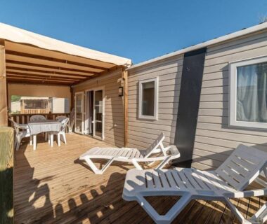 Terrasse en bois avec transats du Mobil Home Luxe 3 chambres climatisé Canet en Roussillon