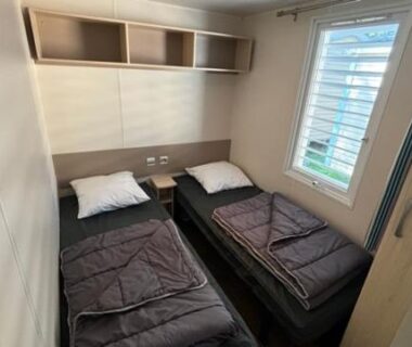 Chambre avec deux lits simples dans le mobil home Ohana du Camping du Ried