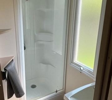 Salle de bain avec douche et fenêtre du Mobil Home Ohana Camping du Ried