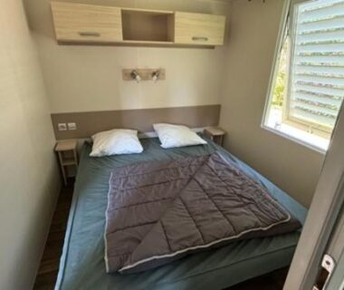 Chambre avec lit double et rangement dans le Mobil Home Ohana Camping du Ried
