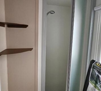Douche dans le mobil home P171 Le Castellas