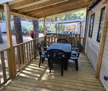 Terrasse couverte avec table et chaises du Mobil Home P171 Le Castellas