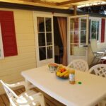 Terrasse ombragée avec table et chaises du Mobil-Home Port-la-Nouvelle