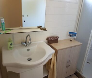 Salle de bains avec lavabo miroir meuble et douche du Mobil-Home Port-la-Nouvelle