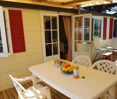 Terrasse ombragée avec table et chaises du Mobil-Home Port-la-Nouvelle