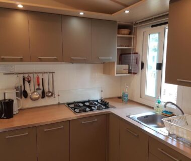 Cuisine équipée avec plaque évier et rangements dans le mobil-home Port-la-Nouvelle