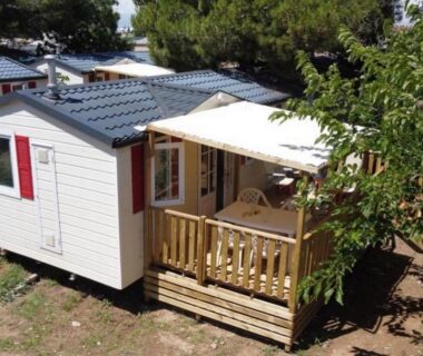 Terrasse couverte avec salon de jardin du mobil-home Mobil-Home Port-la-Nouvelle