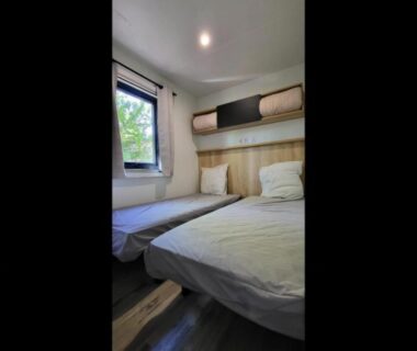 Chambre avec deux lits simples et fenêtre dans le Mobil Home Premium 3 ch Camping 5 Biscarrosse Mayotte F62