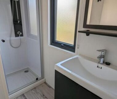 Salle de bain avec douche et lavabo dans le Mobil Home Premium 3 ch Camping 5 Biscarrosse Mayotte F62